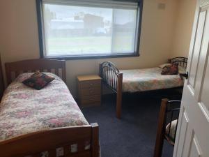 Llit o llits en una habitació de Waratah Falls Holiday Unit