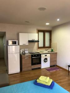 O bucătărie sau chicinetă la Ithaki Phinikoudes Apartment No. 207