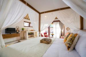 Tempat tidur dalam kamar di Calma Ubud Suite & Villas