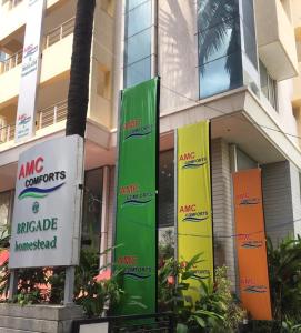 un grupo de señales en el lateral de un edificio en AMC Comforts, en Bangalore