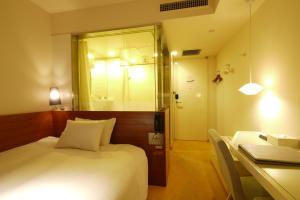 Postel nebo postele na pokoji v ubytování Shibuya Granbell Hotel