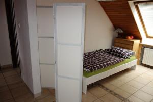 ハノーファーにある2 1/2 Zimmer Apartment in Hannover / Nordの小さなベッドルーム(ベッド1台、窓付)