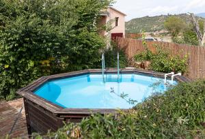 una gran piscina en un patio con una valla en Torre Caïm, en Solsona