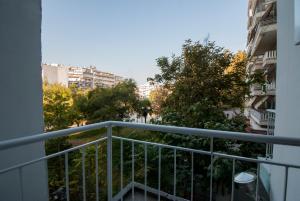 d'un balcon avec vue sur les arbres et les bâtiments. dans l'établissement Smart living flat, Melenikou, à Thessalonique