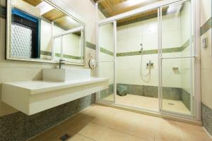 A bathroom at Giyoche Motel