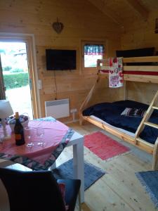 ヘルマゴルにあるPetra's Urlaubshüttnのベッドルーム1室(二段ベッド2組、テーブル付)