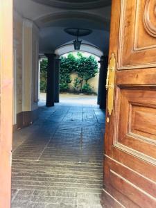 トリノにあるAlbertaの木製の扉付きの建物の入口