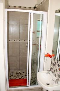 a bathroom with a shower and a sink at Ons Dorpshuis Beaufort West in Beaufort West +45 photos
