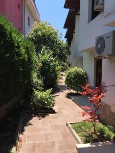 a walkway in a yard next to a building at The White Houses Complex in Nesebar