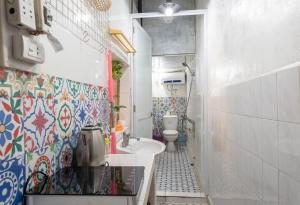 Baño pequeño con lavabo y aseo en Old Quarter Apartment Hang Bo, en Hanói