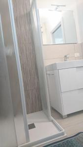 un baño con ducha y lavabo en casa olmo, en Caorle