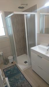 un baño con ducha y lavabo en casa olmo, en Caorle 7 fotos más