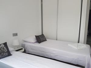 Una cama o camas en una habitación de Apartments Lamar Homes PL002