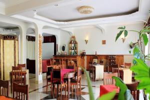 comedor con mesa y sillas en K.méléon-Hôtel en Ivato