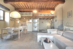 ein Wohnzimmer mit einem Sofa und einem Tisch in der Unterkunft Agriturismo Il Poderaccio in Scandicci