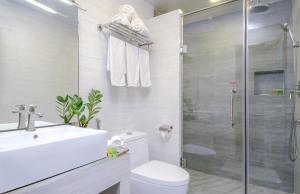 Ванна кімната в Triton Beach Hotel & Spa