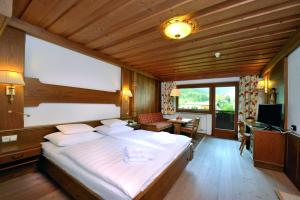 Postel nebo postele na pokoji v ubytování Alpenhotel Tirol