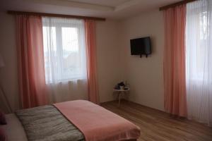 A television and/or entertainment centre at Apartmánový dom Mária