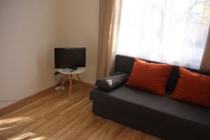 A television and/or entertainment centre at Apartmánový dom Mária