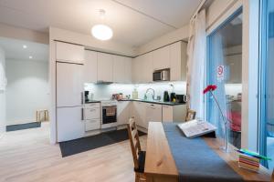 Oulu Hotelli Apartments tesisinde mutfak veya mini mutfak
