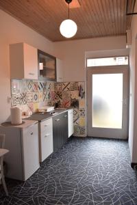 Kuchyň nebo kuchyňský kout v ubytování Studio apartment LoSt