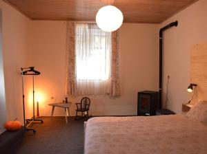 1 dormitorio con cama, mesa y ventana en Studio apartment LoSt en Ogulin