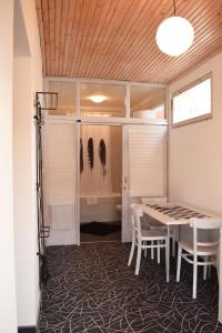 Habitación con mesa, sillas y aseo. en Studio apartment LoSt en Ogulin