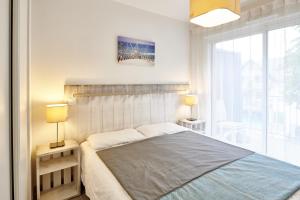 Кровать или кровати в номере Résidence Vacances Bleues Les Jardins d'Arvor