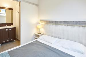 Кровать или кровати в номере Résidence Vacances Bleues Les Jardins d'Arvor
