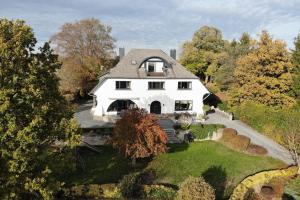 an aerial view of a white house at Les Alisiers in Nadrin