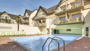 Бассейн в Résidence Vacances Bleues Les Jardins d'Arvor или поблизости