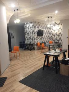 Televízia a/alebo spoločenská miestnosť v ubytovaní Hostel City Center Gdynia
