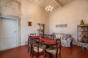 een eetkamer met een tafel en stoelen en een bank bij SWEET TUSCANY CAVOUR in Arezzo