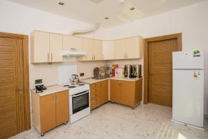 Кухня или мини-кухня в AZPETROL HOTEL QUSAR
