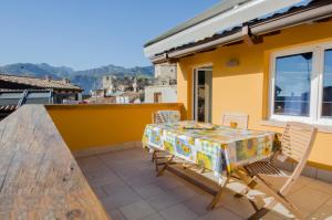 a table and chairs on the balcony of a house at Mala Silex Apartments in Malcesine