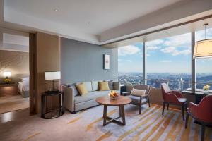 sala de estar con sofá y mesa en Hyatt Regency Xuzhou en Xuzhou