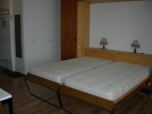 Ein Bett oder Betten in einem Zimmer der Unterkunft Studio Bündawiese 6