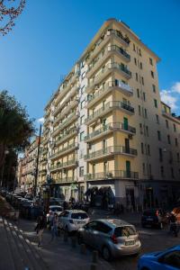 un edificio alto in una strada di città con auto parcheggiate di Interno 10 Cavour a Napoli