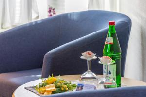 una botella de cerveza y un plato de comida en una mesa en Gasthaus Knudsen, en Utersum