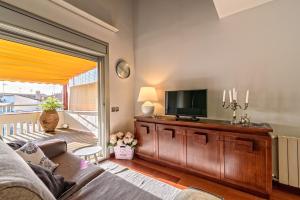 a living room with a couch and a flat screen tv at Apartamento con encanto en Badalona in Badalona