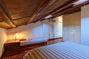 Un pat sau paturi într-o cameră la Apartamento con encanto en Badalona