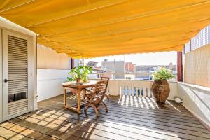 patio con mesa y sillas en el balcón en Apartamento con encanto en Badalona, en Badalona