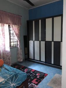 un soggiorno con letto e finestra di Homestay Tapang a Kota Bharu