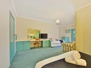 a room with a bed and a kitchen and a living room at Mt Gambier International in Mount Gambier