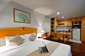 Kuchyň nebo kuchyňský kout v ubytování Admiral Suites Bangkok