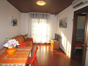 a living room with a couch and a table at Quadrangolo in Bibione