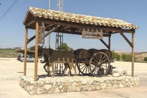 a horse standing on top of a wooden platform at Hotel-Restaurante La Sima in Castillo de Garcimuñoz