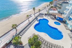 vista aerea sulla piscina e sulla spiaggia di Apartamentos Turísticos Augustus a Cambrils