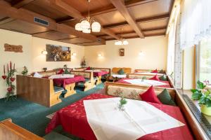 a restaurant with tables and chairs in a room at Pension Südhang in Bad Kleinkirchheim