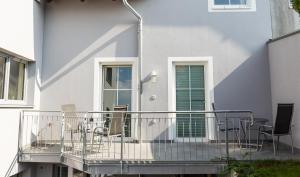 a balcony with chairs and a table on a building at Gästehaus Krause in Trumau